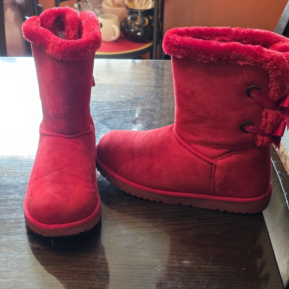 Red Faux-Suede Fur-Lined Ankle Booties with Back Laced Up  Bow Look 9 W